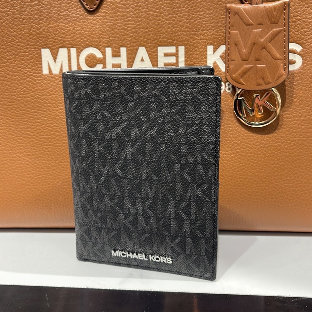 Michael Kors Jet Set Travel Passport Wallet
Black Signature/Silver-Tone Hardware - Picture 1 of 16
